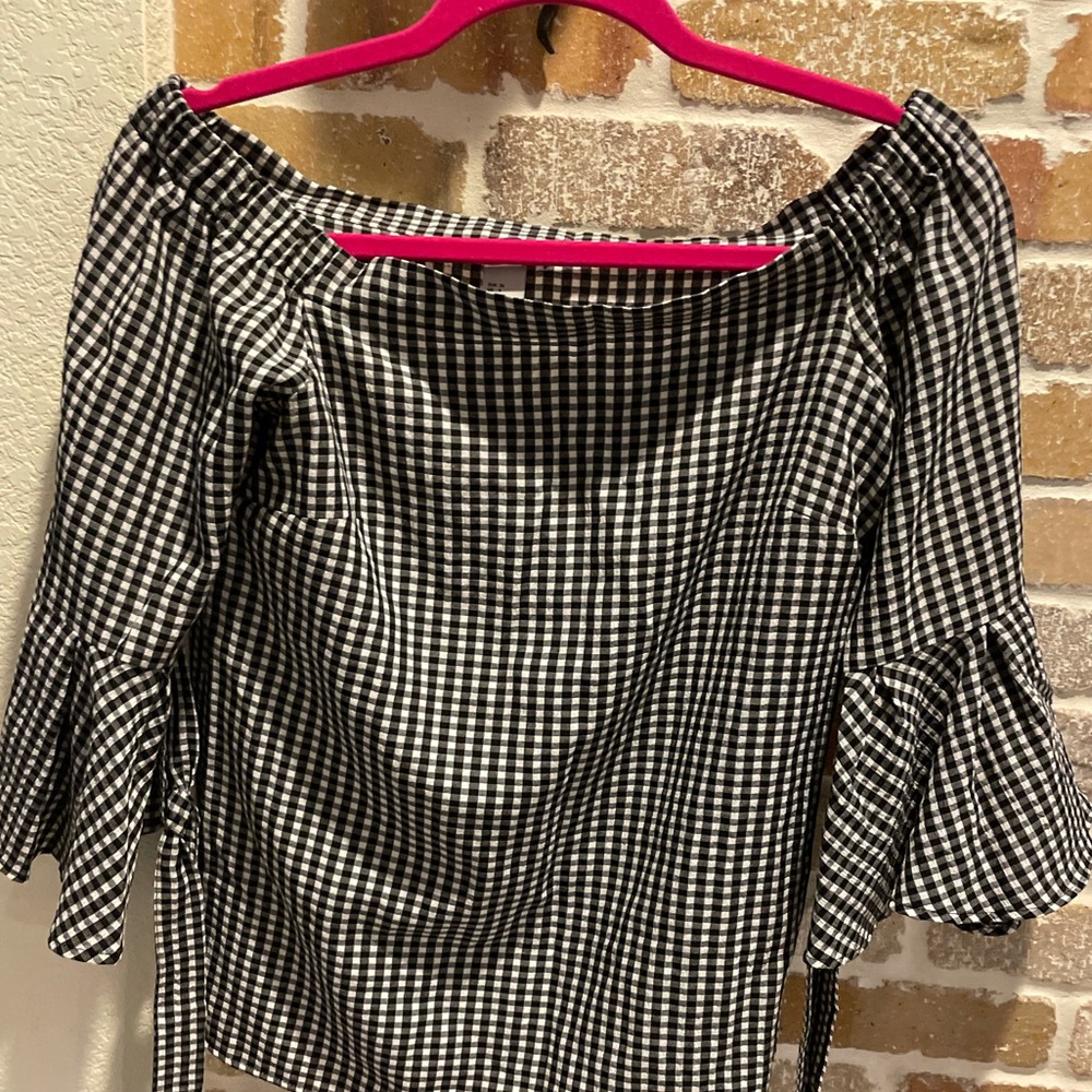 Off shoulder black and white shirt
